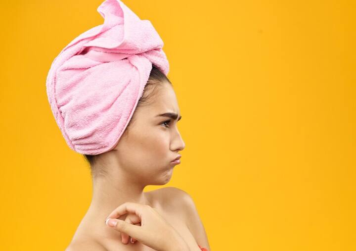 नहाने के बाद तौलियों को सिर में बांधे रखने से बाल ड्राई हो सकते हैं, लंबे समय तक बालों में तौलिया बांधे रखने से बालों का नेचुरल ऑयल खत्म होने लगता है.बालों में ड्राइनेस आ जाती हैं.