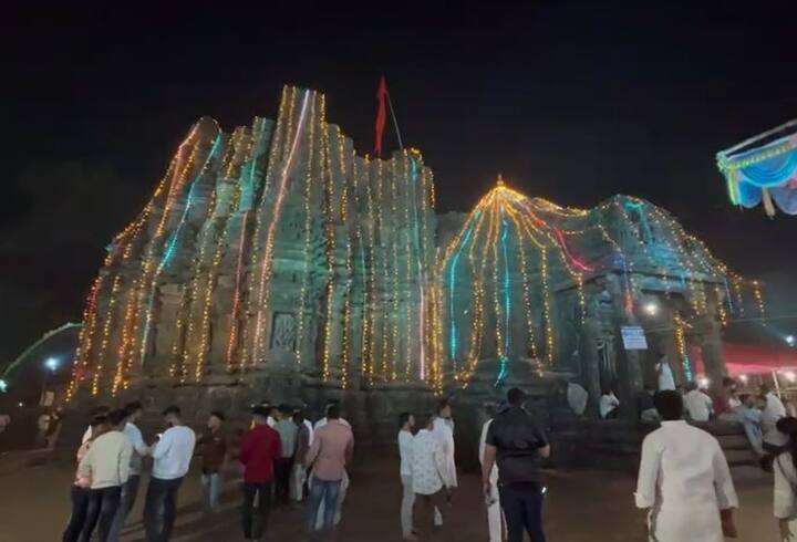 आज सर्वत्र महाशिवरात्रीचा उत्साह पाहायला मिळत आहे. ठाणे जिल्ह्यातील अंबरनाथच्या प्राचीन शिवमंदिरात भाविकांनी दर्शनासाठी मोठी गर्दी केली आहे.