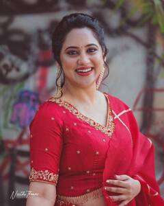 Miya George : சிகப்பு உடையில் புதிதாக பூத்த ரோஜா போல காட்சியளிக்கும் மியா ஜார்ஜ்..வைரலாகும் புகைப்படங்கள்!