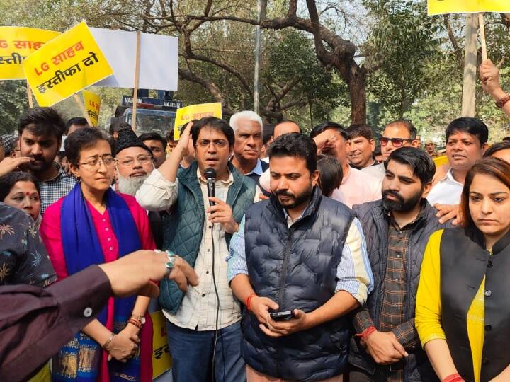 Aam Aadmi Party protest against LG Vinay Saxena and demanded resignation Delhi: दिल्ली में AAP ने किया LG विनय सक्सेना के खिलाफ प्रदर्शन, मांगा इस्तीफा, कहा- 'इस संवैधानिक पद...'