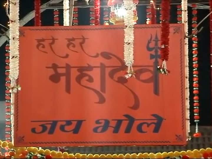 देशभरात महाशिवरात्रीसाठी भाविक विविध तीर्थस्थळावर दर्शनासाठी गर्दी करत आहेत.