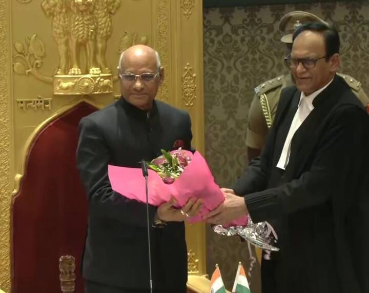 राजभवनातील दरबार हॉलमध्ये शपथविधीचा सोहळा पार पडला. मुंबई उच्च न्यायालयाचे मुख्य न्यायमूर्ती संजय व्ही. गंगापूरवाला (Sanjay V. Gangapurwala) यांनी बैस यांना पद आणि गोपनियतेची शपथ दिली.