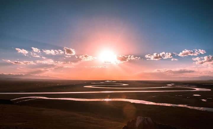 আবার ২০ থেকে ২২ জুন উত্তরায়নের সময় সূর্য কর্কটক্রান্তি বলয়ের উপর থাকে। তাই ২১ জুন উত্তর গোলার্ধের দীর্ঘতম দিন। ফলে এই সময়ে প্রথম সূর্যোদয়ের সাক্ষী থাকে উত্তরের অঞ্চল।