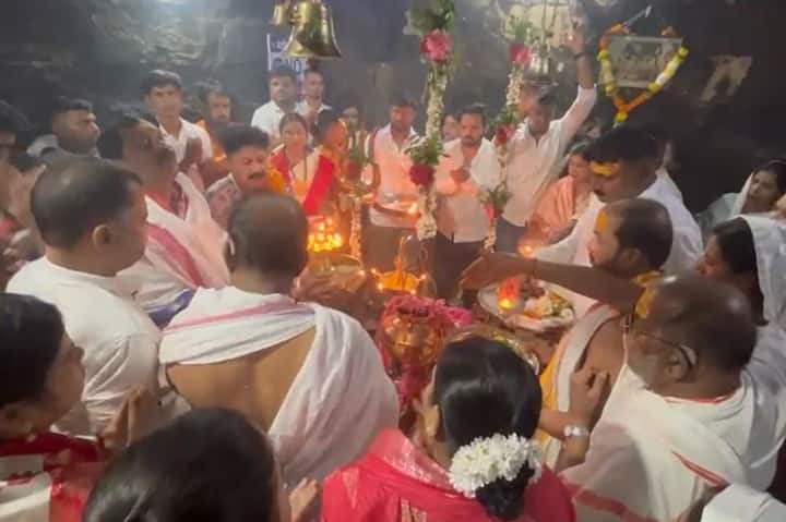 अंबरनाथच्या प्राचीन शिवमंदिरात परंपरागत पुजाऱ्यांकडून रात्री 12 वाजता अभिषेक आणि आरती करण्यात आली. त्यानंतर मंदिर दर्शनासाठी खुले करण्यात आले. 24 तासात दीड ते दोन लाख भाविक दर्शन घेण्याची शक्यता.