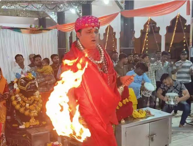 ਪੁਜਾਰੀ ਵਿਸ਼ਵਜੀਤ ਸ਼ਰਮਾ ਨੇ ਦੱਸਿਆ ਕਿ ਭੋਲੇਨਾਥ ਨੇ ਵੀ ਉਨ੍ਹਾਂ ਨੂੰ ਇਹ ਆਰਤੀ ਕਰਨ ਲਈ ਪ੍ਰੇਰਿਆ। ਉਨ੍ਹਾਂ ਦੱਸਿਆ ਕਿ ਸ਼ੁਰੂ ਵਿੱਚ ਇਸ ਮੰਦਰ ਵਿੱਚ ਆਮ ਤਰੀਕੇ ਨਾਲ ਆਰਤੀ ਕੀਤੀ ਜਾਂਦੀ ਸੀ। ਉਸ ਨੇ ਦੱਸਿਆ ਕਿ ਉਸ ਦਾ ਸਰੀਰ ਆਪਣੇ ਆਪ ਰਿਐਕਸ਼ਨ ਕਰਨ ਲੱਗਾ। ਓਮਕਾਰ ਦੀ ਸ਼ਕਲ ਬਣਨ ਲੱਗੀ। ਆਰਤੀ ਤਾਂ ਸ਼ੁਰੂ ਹੋ ਗਈ ਹੈ ਪਰ ਕਦੋਂ ਇਕ ਘੰਟਾ ਬੀਤ ਗਿਆ, ਪਤਾ ਹੀ ਨਹੀਂ ਲੱਗਾ।