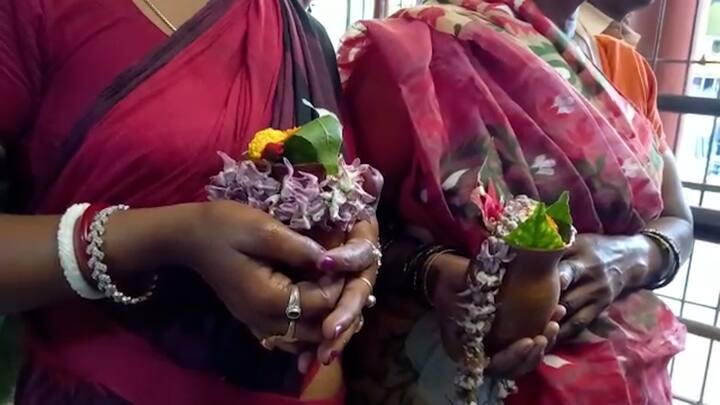 আজকের এই বিশেষ দিনে রাজ্যের সর্ব বৃহৎ শৈব তীর্থ তারকেশ্বরে সকাল থেকেই ভক্তদের ভিড়। স্থানীয় মানুষ ছাড়াও দূরদূরান্ত থেকে প্রচূর মানুষ ভিড় জমিয়েছেন মন্দিরে।