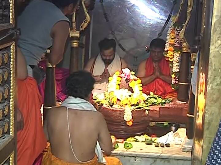 पहाटेपासूनच शिवभक्तांनी दर्शन घेण्यासाठी गर्दी केली.