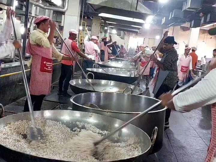 महाशिवरात्र निमित्त येणाऱ्या साईभक्तांना असणारा उपवास लक्षात घेता साई संस्थानकडूनही जय्यत तयारी करण्यात आली.