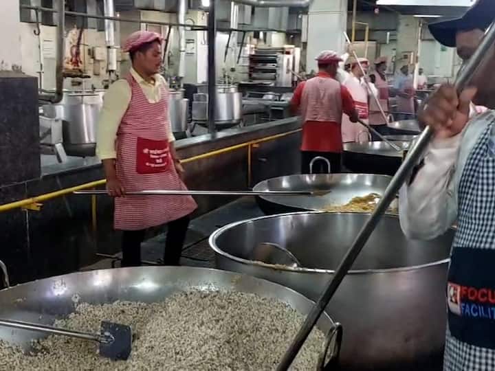 आषाढी एकादशी आणि महाशिवरात्र या दोन दिवशी साईप्रसादालयात साबुदाणा खिचडीचा प्रसाद देण्यात येत असतो.