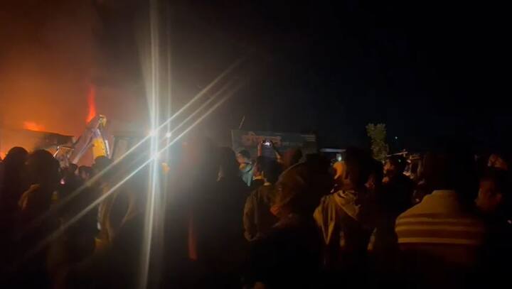 अग्निशामक दलाला रात्री उशिरा आगीवर नियंत्रण मिळवण्यात यश आलं.
