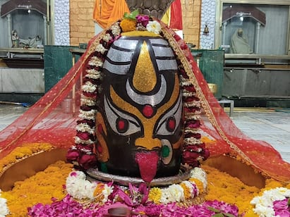 In Pics: इंदौर का गेंदेश्वर महादेव मंदिर, जहां रोज शाम का होती है तांडव आरती, दूर-दूर से देखने आते हैं शिव भक्त In Pics: इंदौर का गेंदेश्वर महादेव मंदिर, जहां रोज शाम का होती है तांडव आरती, दूर-दूर से देखने आते हैं शिव भक्त