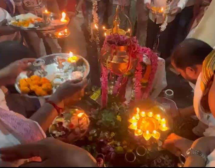 दरवर्षी अंबरनाथच्या प्राचीन शिवमंदिरात महाशिवरात्रीला भाविकांची मोठी गर्दी होते. लाखो लोक दर्शनासाठी येत असतात. यावर्षी देखील मोठी गर्दी झाली आहे.