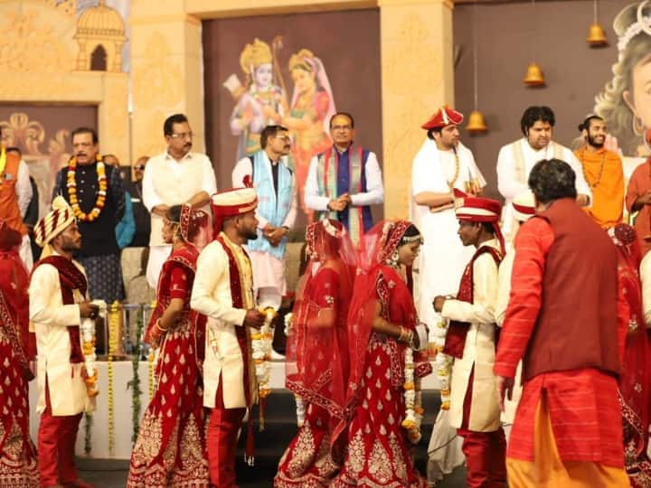 छतरपुर जिले में स्थित बागेश्वर धाम में 18 फरवरी को 121 निर्धन कन्याओं का सामुहिक विवाह समारोह का आयोजन हुआ. इस कार्यक्रम में प्रदेश के मुख्यमंत्री शिवराज सिंह चौहान, प्रदेश अध्यक्ष वीडी शर्मा भी शामिल हुए. इस दौरान मुख्यमंत्री शिवराज सिंह चौहान ने नवदांपत्य जीवन के लिये बेटियों को शुभकामनाएं दी. (फोटो क्रेडिट- @bageshwardham)