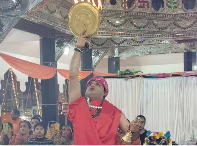 ਮੰਦਰ ਵਿੱਚ ਹਰ ਸ਼ਾਮ ਕੀਤੀ ਜਾਂਦੀ ਆਰਤੀ ਨੂੰ ਤਾਂਡਵ ਆਰਤੀ ਕਿਹਾ ਜਾਂਦਾ ਹੈ। ਕੁਝ ਲੋਕ ਇਸ ਨੂੰ ਓਮਕਾਰ ਆਰਤੀ ਵੀ ਕਹਿੰਦੇ ਹਨ। ਮੰਦਰ ਦੇ ਪੁਜਾਰੀ ਵਿਸ਼ਵਜੀਤ ਸ਼ਰਮਾ ਇਕ ਲੱਤ 'ਤੇ ਖੜ੍ਹੇ ਹੋ ਕੇ ਤਾਂਡਵ ਆਰਤੀ ਕਰਦੇ ਹਨ।