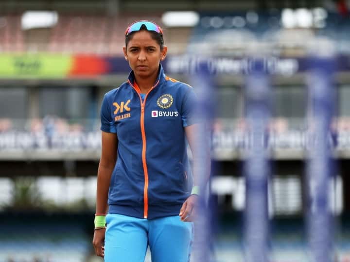 Women's T20 World Cup 2023 Harmanpreet Kaur have played most 149 match in History of T20I she left behind Rohit Sharma see stats IND W vs ENG W: T20I के इतिहास में सबसे ज़्यादा मैच खेलने वाली खिलाड़ी बनीं हरमनप्रीत कौर, रोहित शर्मा को छोड़ा पीछे