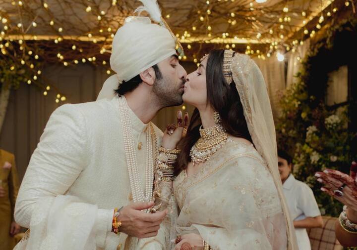 Celebs Who kissed In wedding: रणबीर और आलिया की सिंपल शादी काफी चर्चा में रही थी. कपल ने शादी के बाद सभी के सामने एक-दूसरे को लिप किस करके खुशी जताई थी.