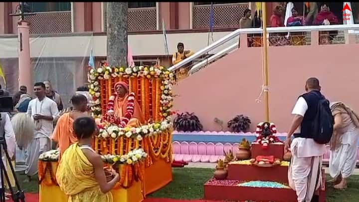 ভোরে হিন্দু শাস্ত্রীয় রীতিনীতি মেনে ভগবান রাধা কৃষ্ণের মঙ্গলারতি করেন মন্দিরের ভক্তবৃন্দরা।