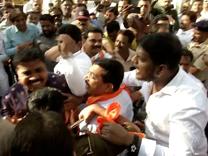 पुण्यातील गांजवे चौकातील पत्रकार संघासमोर हा प्रकार घडला आहे. हा सगळा राडा थांबवण्याचा प्रयत्न पोलिसांकडून करण्यात येत आहे.