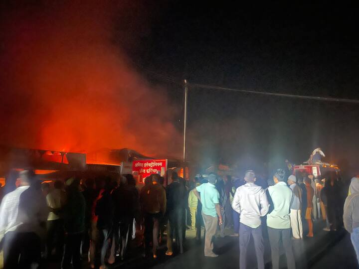 दरम्यान गावकऱ्यांनी आग विझवण्याचा प्रयत्न केला. तसेच, आजुबाजूच्या दुकानांतील सामान बाहेर काढले. त्यामुळे होणारं नुकसान टळलं.