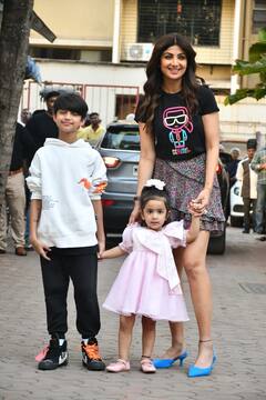 Shamita Shetty Pics: भांजी समीक्षा के बर्थडे पर ग्लैमरस लुक में पहुंचीं शमिता शेट्टी, ब्लू शॉर्ट ड्रेस में दिखीं बेहद क्यूट