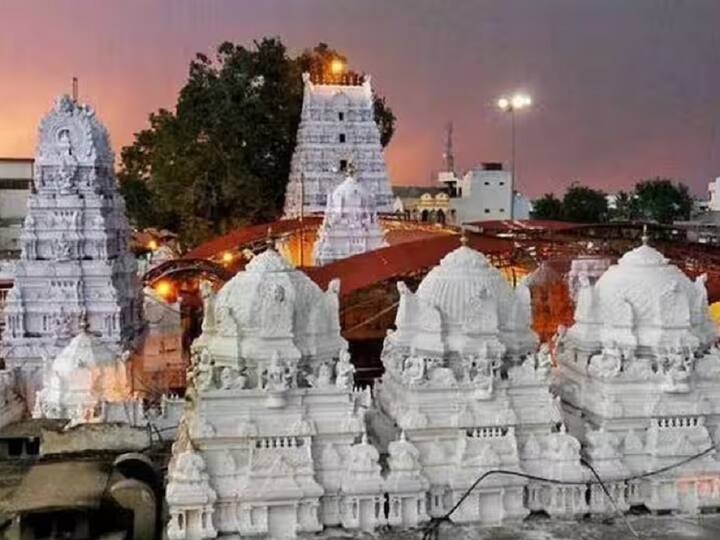 Maha Shivaratri 2023 Telangana All Shivalayam Temmples Are Full Rushed With Devotees Due to Shivarati   Maha Shivaratri 2023: తెలంగాణ వ్యాప్తంగా మహాశివరాత్రి ఉత్సవాలు - శివనామస్మరణతో మారుమోగుతున్న శైవాలయాలు