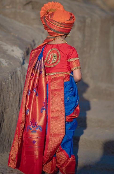 'जय भवानी जय शिवाजी', 'छत्रपती शिवाजी महाराज की जय', अशा घोषणा देत मायराने फोटो शेअर केले आहेत.