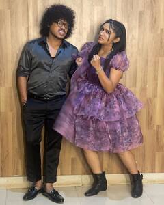 Raveena : குக் வித் கோமாளி செட்டில் குதூகலித்து வரும் இளம் நடிகை ரவீனா!