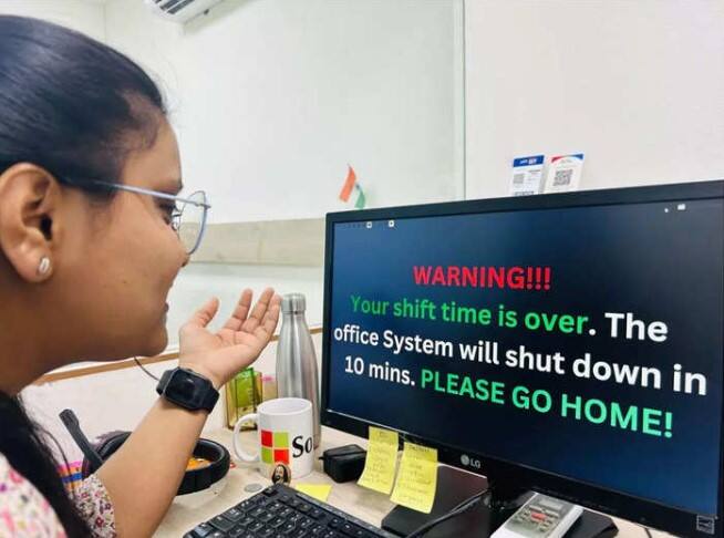 please go home indore it company employees systems shut down after work hours viral news Linkedin Viral Post Viral Post : 'तुझी कामाची वेळ संपली, आता घरी जा'; शिफ्ट संपल्यावर 'या' कंपनीच्या कर्मचाऱ्यांच्या कम्प्युटरवर येतो मेसेज