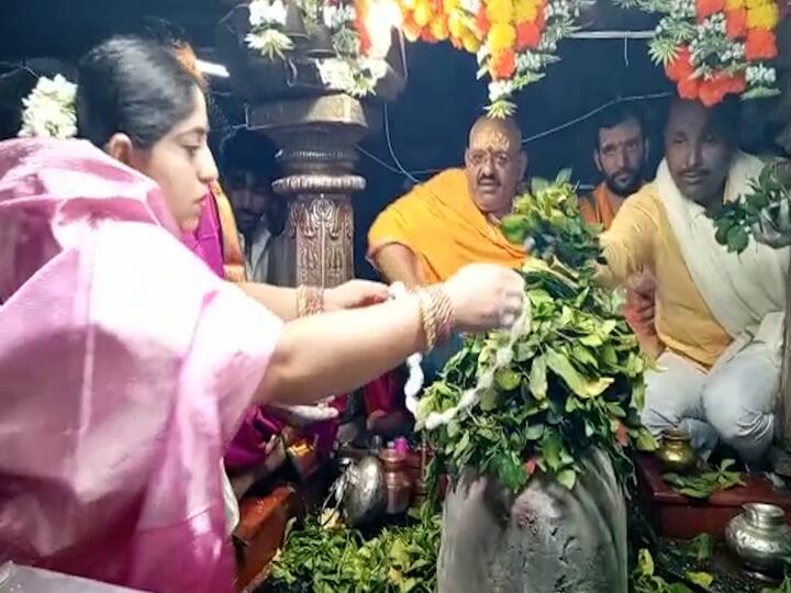 भाविकांच्या गर्दीनं मंदिर परिसर फुलून गेला होता.