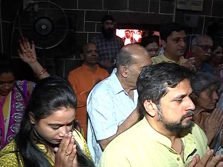 महाशिवरात्री निमित्ताने पुण्यातील प्रसिद्ध ओंकारेश्वर मंदिर गर्दीने फुलून गेले आहे.