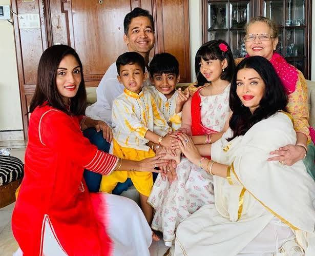 जानकारी के लिए आपको बता दें कि श्रीमा का जन्म बेंगलुरु में हुआ था लेकिन बाद में उनकी परवरिश अमेरिका के फिलाडेल्फिया शहर में की गई थी. इतना ही नहीं है वह सोशल मीडिया पर भी काफी एक्टिव रहती है और आए दिन बोल्ड तस्वीरों के साथ में सामने आती हैं. (Photo- Instagram)