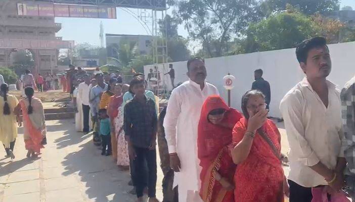 दर्शनासाटी भाविकांच्या लांबच लांब रांगा लागल्या आहेत. या ठिकाणी दर्शनासाठी मोठी गर्दी झाल्याचे दिसत आहे.