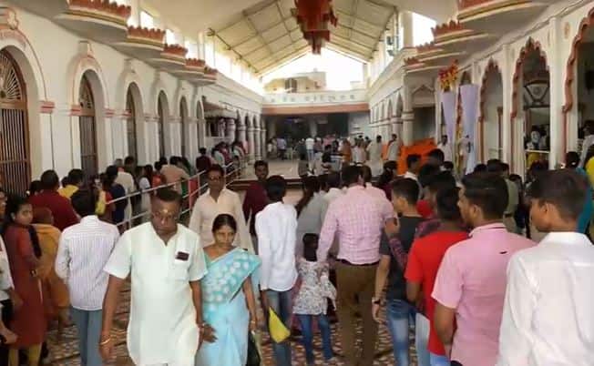 राज्यभर महाशिवरात्रीचा उत्साह दिसत आहे. महाशिवरात्री निमित्त परभणीतील पारदेश्वर महादेव मंदिरात भाविकांची मोठी गर्दी पाहायला मिळत आहे.