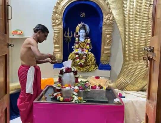 सर्वसाधारण वातावरणाच्या संपर्कात आल्यानंतर पारा हा धातू वितळतो. मात्र याच पाऱ्याचे देशातील सर्वात मोठे म्हणजेच 251 किलो पाऱ्यापासून बनवलेले शिवलिंग मंदिरात आहे.