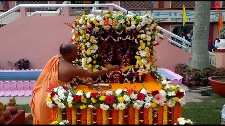 অনুষ্ঠানকে কেন্দ্র করে দেশ বিদেশ থেকে হাজার হাজার দর্শকবৃন্দের সমাগম ঘটেছে মায়াপুর ইসকন মন্দির প্রাঙ্গনে।