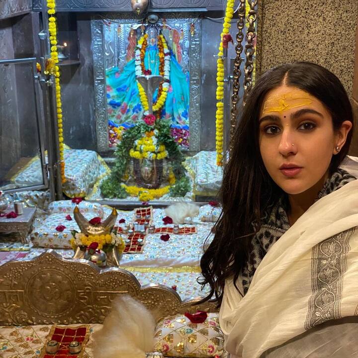 सारा अली खान ने महाशिवरात्रि के मौके पर अपने ऑफिशियल इंस्टाग्राम हैंडल पर लेटेस्ट तस्वीरों को शेयर किया है. इन फोटो के साथ कैप्शन में सारा ने जय भोलेनाथ भी लिखा है.