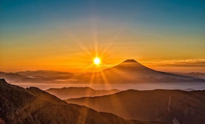 কোথায় প্রথম সূর্যোদয় ঘটে, বিশ্বের কোন প্রান্তের মানুষ সূর্যের প্রথম আলো গায়ে মাখার সুযোগ পান, জানতে আগ্রহী অনেকেই। কিন্তু উত্তর মোটেই সোজা নয়।