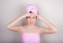 गीले बालों में तौलिया लपेटने से हमेशा के लिए खराब हो सकते हैं आपके बाल