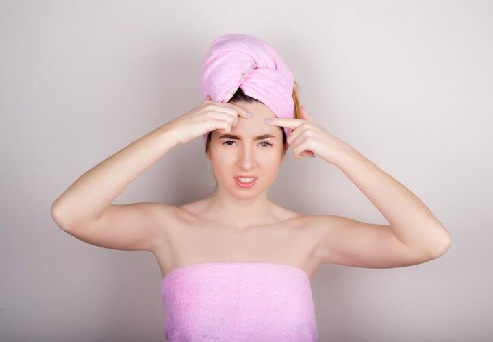 बालों में टॉवल बांधने से बाल टूट सकते हैं, जब आप गीले बालों में तौलिया बांधती है तो बाल घूम जाते हैं और मुड़ जाते हैं, इससे बालों में खिंचाव होता है और जो मजबूत बाल भी हैं वो भी टूट सकते हैं.