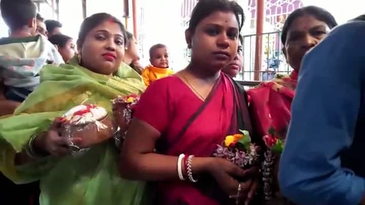 দুধ, বেলপাতা, আকন্দ ফুলের মালা হাতে নিয়ে বাবা তারকানাথের মাথায় জল ঢালতে লাইনে দাঁড়িয়েছে সাধারণ মানুষ। আজ সারাদিন, সারারাত খোলা থাকবে মন্দিরের গর্ভগৃহ।