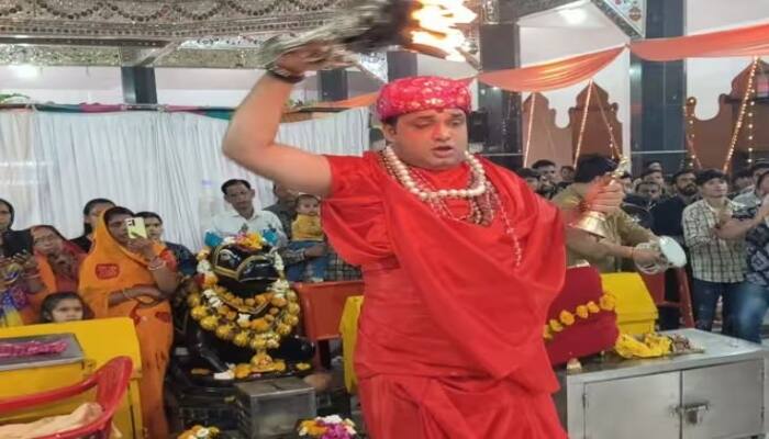 Mahashivratri 2023 :  ਇੰਦੌਰ ਦੇ ਪਰਦੇਸ਼ੀਪੁਰਾ ਦੇ ਗੇਂਡੇਸ਼ਵਰ ਮਹਾਦੇਵ ਮੰਦਿਰ ਦੇ ਪਾਵਨ ਅਸਥਾਨ ਵਿੱਚ 12 ਜਯੋਤਿਰਲਿੰਗਾਂ ਦੇ ਨਾਲ, ਚਾਰ ਧਾਮਾਂ ਦੀਆਂ ਮੂਰਤੀਆਂ ਸਥਾਪਤ ਕੀਤੀਆਂ ਗਈਆਂ ਹਨ। ਪਿਛਲੇ 20 ਸਾਲਾਂ ਤੋਂ ਮੰਦਰ ਵਿੱਚ ਸ਼ਾਮ ਨੂੰ ਤਾਂਡਵ ਆਰਤੀ ਕੀਤੀ ਜਾ ਰਹੀ ਹੈ।