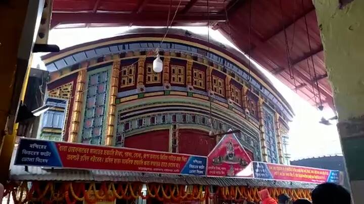 পঞ্জিকা মতে সন্ধ্যা ৬.০৩ মিনিটের পর কৃষ্ণ চতুর্দশী পড়ছে। তারপরেই শুরু হবে শিবরাত্রী উপলক্ষ্যে বিশেষ পুজা অর্চনা।