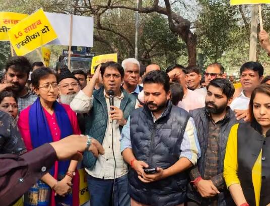 aam-aadmi-party-protest-against-lg-vinay-saxena-and-demanded-resignation Delhi: ਦਿੱਲੀ 'ਚ 'ਆਪ' ਨੇ ਕੀਤਾ LG ਵਿਨੈ ਸਕਸੈਨਾ ਖਿਲਾਫ ਕੀਤਾ ਪ੍ਰਦਰਸ਼ਨ, ਅਸਤੀਫੇ ਦੀ ਕੀਤੀ ਮੰਗ, ਕਿਹਾ- 'ਇਹ ਸੰਵਿਧਾਨਕ ਅਹੁਦਾ...'