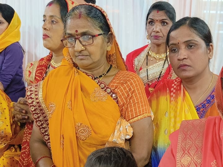 महाराष्ट्र के अमरावती से तांडव आरती देखने आईं राजेश्री पांडरे ने तांडव आरती पहली बार ही देखी है. उन्होंने इसे अद्भुत बताया. वहीं ग्वालियर निवासी कमल किशोर ने बताया कि तांडव आरती देख मन अंदर से बहुत संतुष्ट हुआ. उन्होंने भी पहली बार तांडव आरती देखी.