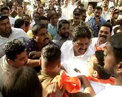 Photo : पुण्यात तुफान राडा, ठाकरे आणि शिंदे गटाच्या महिला कार्यकर्त्या भिडल्या