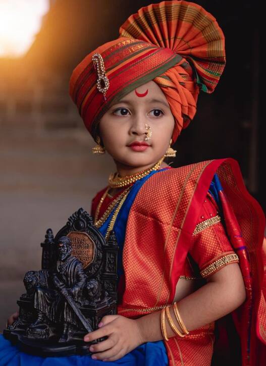 मायराचा पारंपरिक लूक चाहत्यांच्या पसंतीस उतरला आहे.