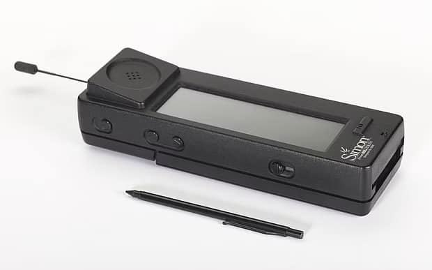 दुनिया का पहला टच स्क्रीन फोन 1994 में लॉन्च हुआ था. इस फोन को IBM साइमन (IBM Simon) ने 16 अगस्त 1994 में लॉन्च किया था.
