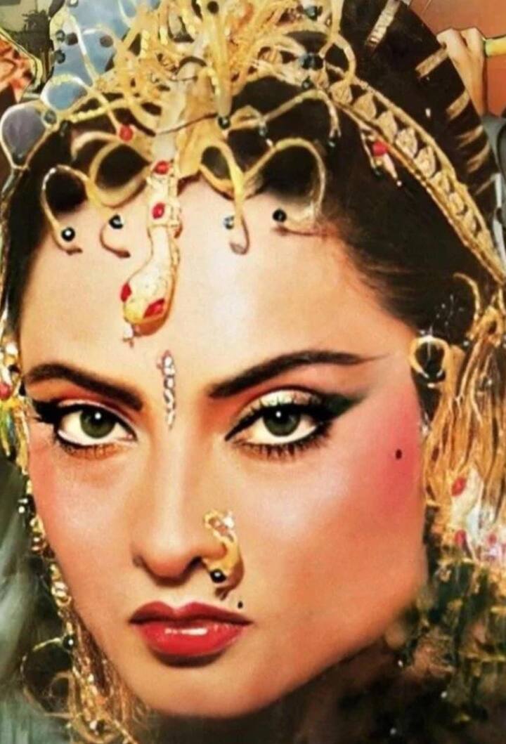 ਰੇਖਾ ਨੇ ਆਪਣੇ ਬਾਲੀਵੁੱਡ ਕਰੀਅਰ ਦੀ ਸ਼ੁਰੂਆਤ ਫਿਲਮ 'ਸਾਵਨ ਭਾਦੋ' ਨਾਲ ਕੀਤੀ ਸੀ। ਪਰ ਕੀ ਤੁਸੀਂ ਜਾਣਦੇ ਹੋ ਕਿ ਉਹ ਇਸ ਤੋਂ ਪਹਿਲਾਂ ਬੀ ਗ੍ਰੇਡ ਫਿਲਮ ਪ੍ਰਾਣ ਜਾਏ ਪਰ ਬਚਨ ਨਾ ਜਾਏ ਵਿੱਚ ਕੰਮ ਕਰ ਚੁੱਕੇ ਹਨ।  (Picture Credit: instagram/bollywoodworld)