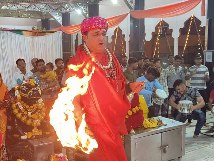 इस आरती को भक्त तांडव आरती कहते हैं. चूंकी शिव निरंकार है, इसलिए इस आरती को ऊं के आकार में आरती की जाती है.भक्तों का मानना है की इस मंदिर में शिव विराजित है.इसलिए यहां मांगी जाने वाली हर मनोकामना पूरी होती है.