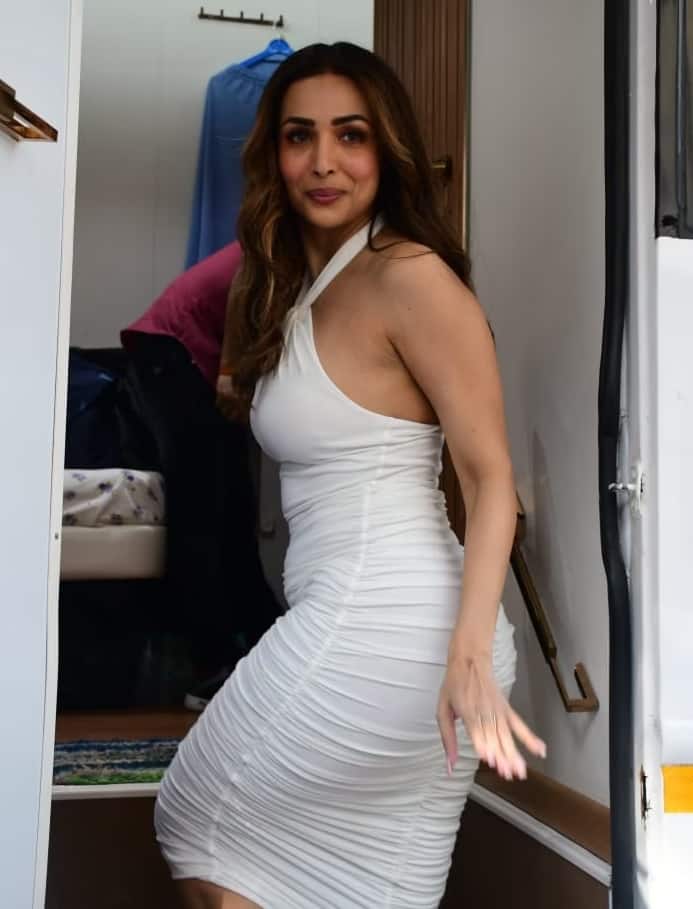 વ્હાઈટ કલરના બેકલેસ ડ્રેસમાં મલ્લાએ ક્યારેક પોતાના વાળ પલટાવીને તો ક્યારેક વાળ ખેંચીને લોકોને ચોંકાવી દીધા હતા. જો કે મલાઈકાનો ડ્રેસ એકદમ બોલ્ડ હતો, પરંતુ હસીનાએ જે રીતે તેને કેરી કરી હતી તેનાથી મલાઈકાનો લુક વધુ ખીલ્યો હતો.